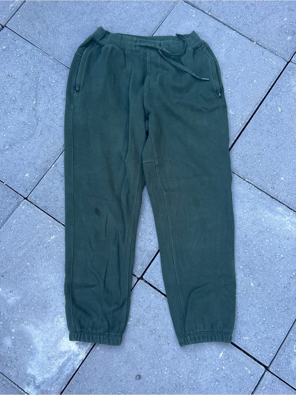 men’s green lululemon sweatpants shorter inseam 28”